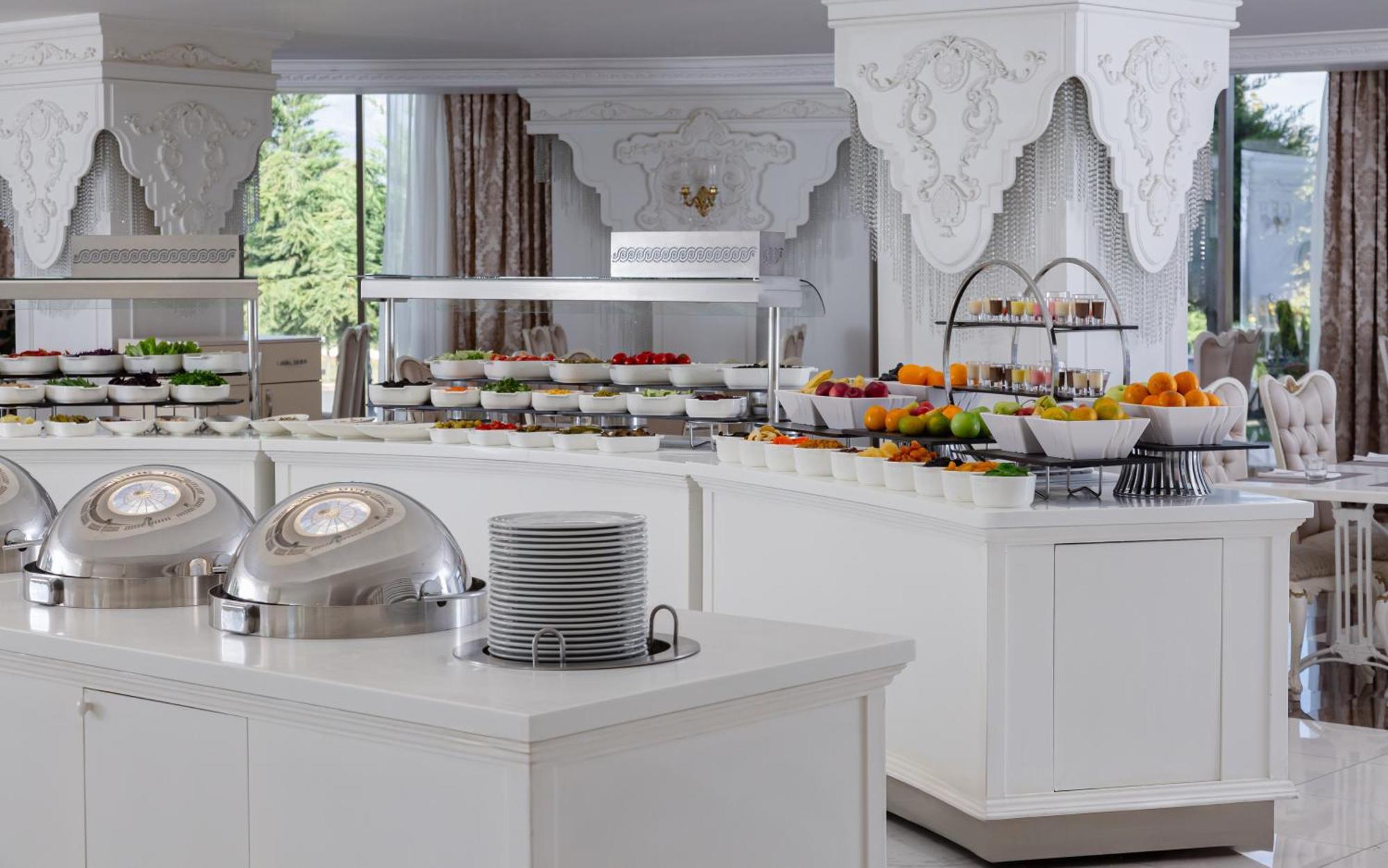 Shamakhi Palace Sharadil Seredil Exteriér fotografie A buffet at a hotel