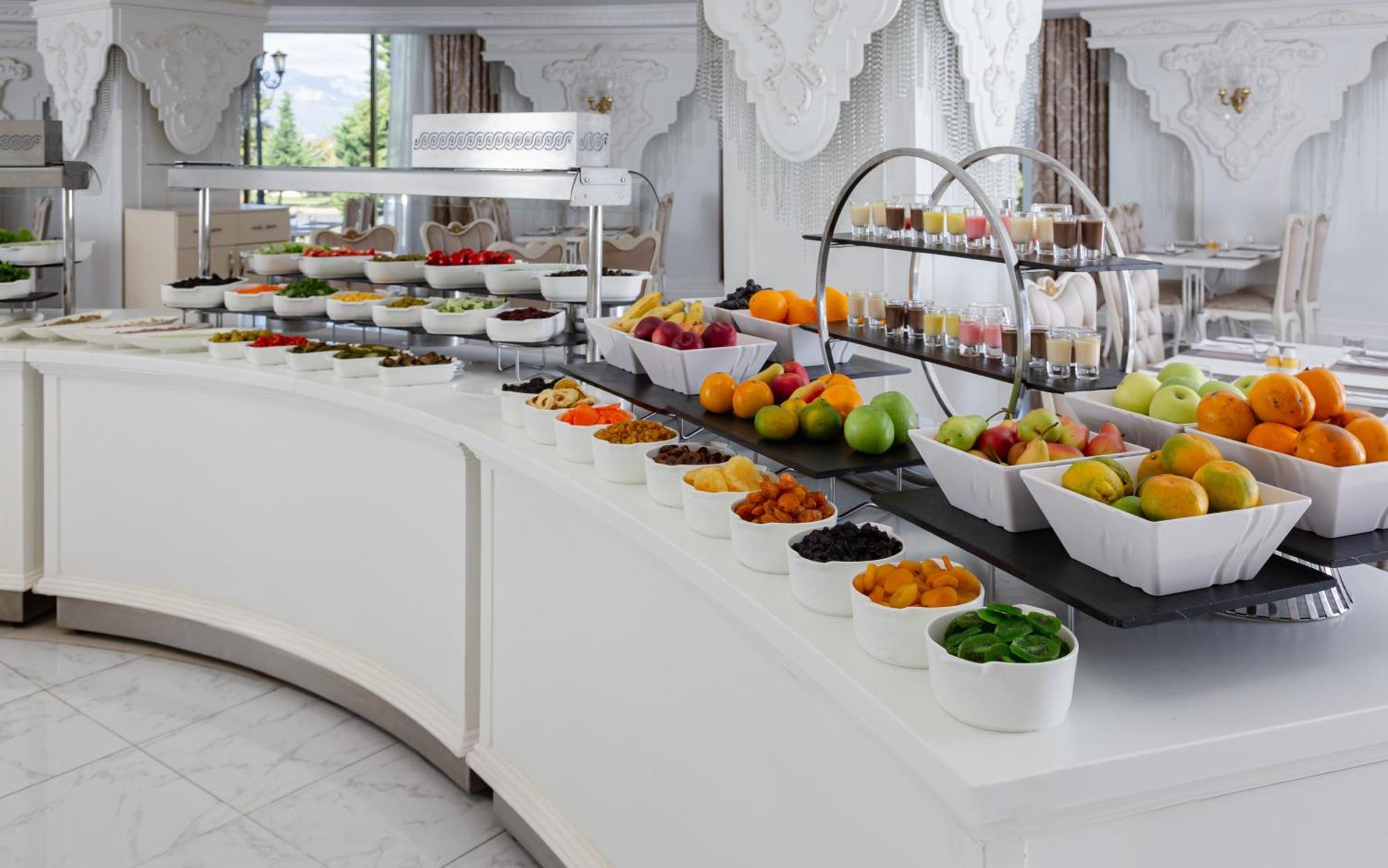 Shamakhi Palace Sharadil Seredil Exteriér fotografie A buffet at a hotel