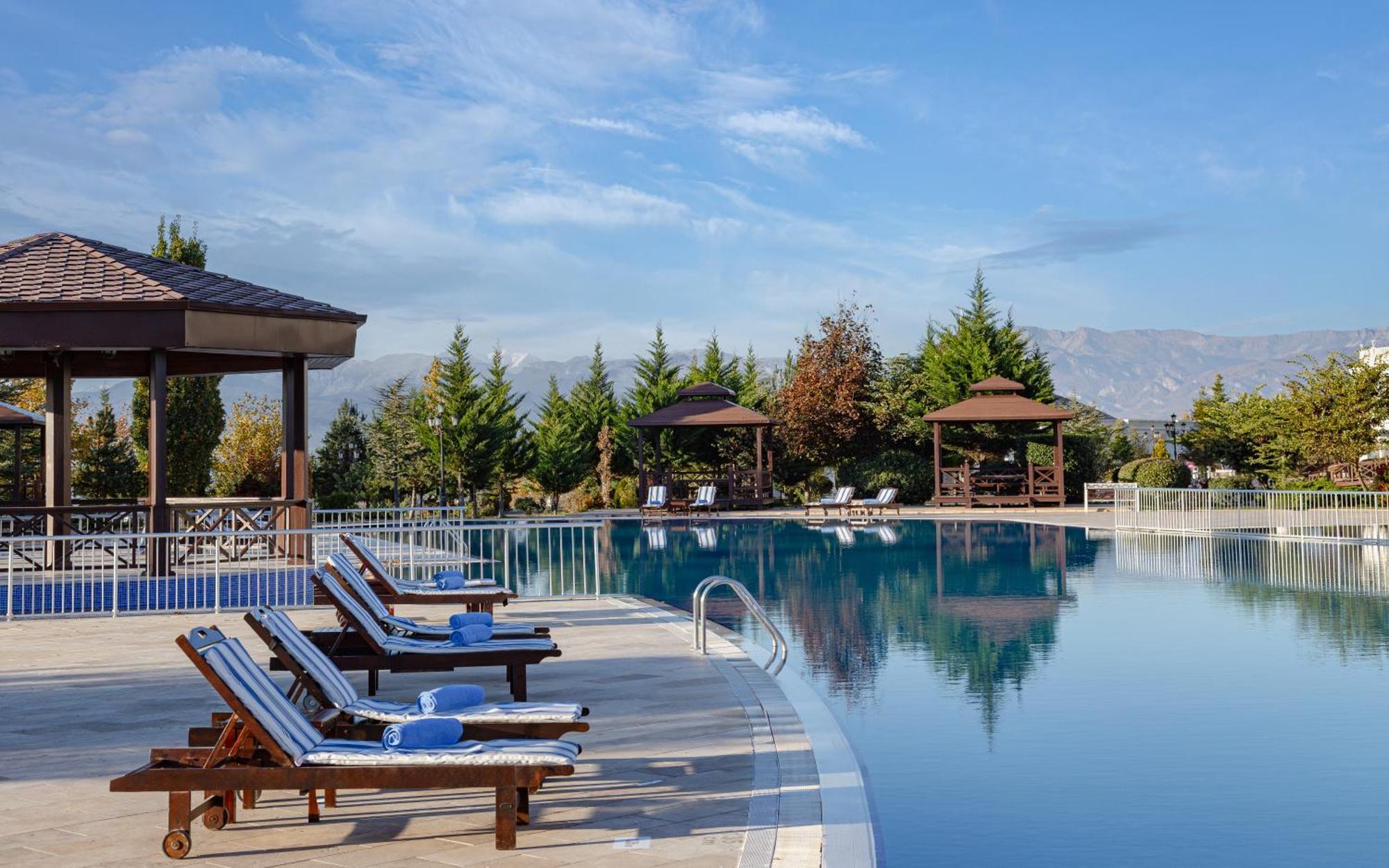 Shamakhi Palace Sharadil Seredil Exteriér fotografie The swimming pool at the hotel