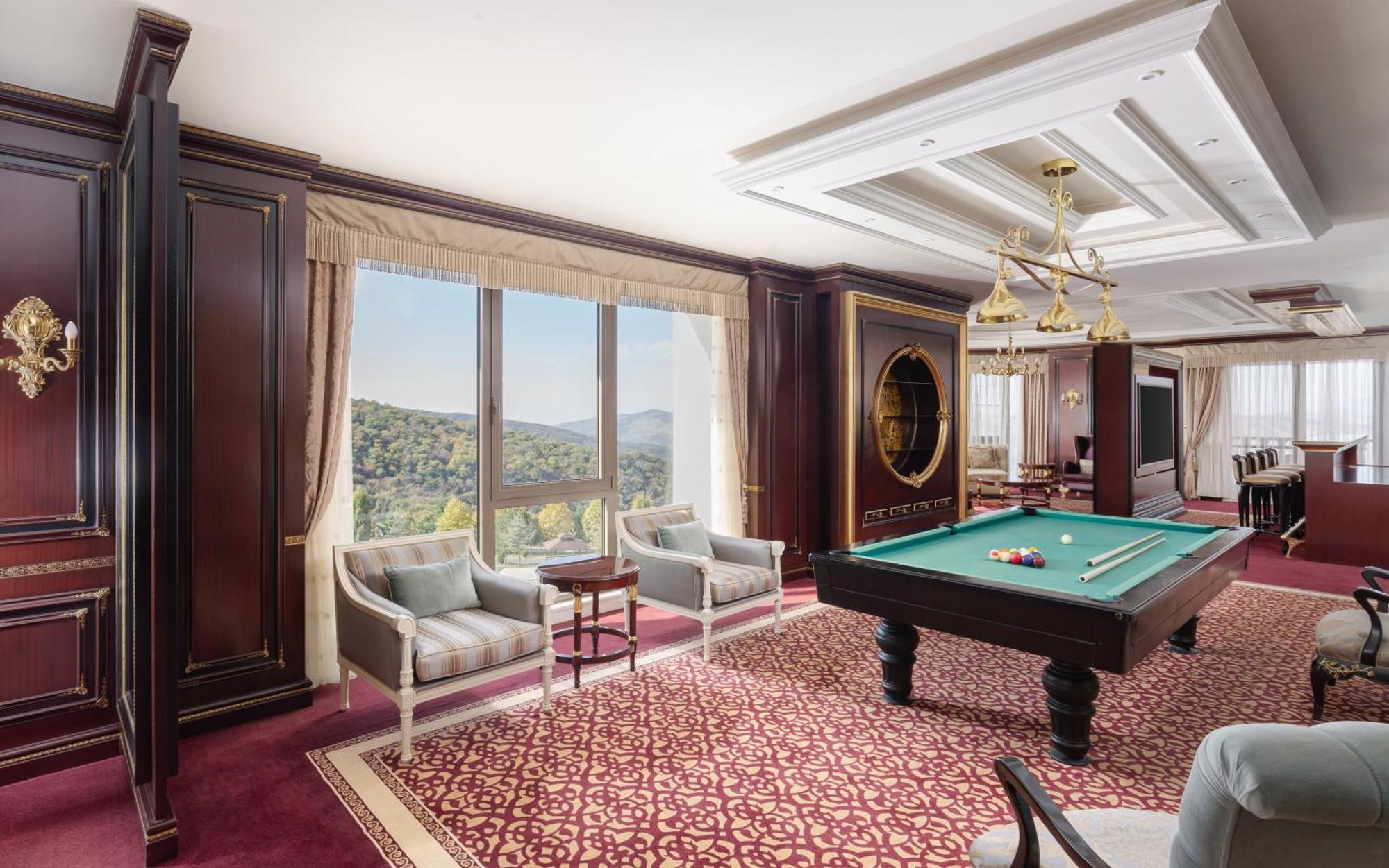 Shamakhi Palace Sharadil Seredil Exteriér fotografie A pool table in a suite at the MGM Grand